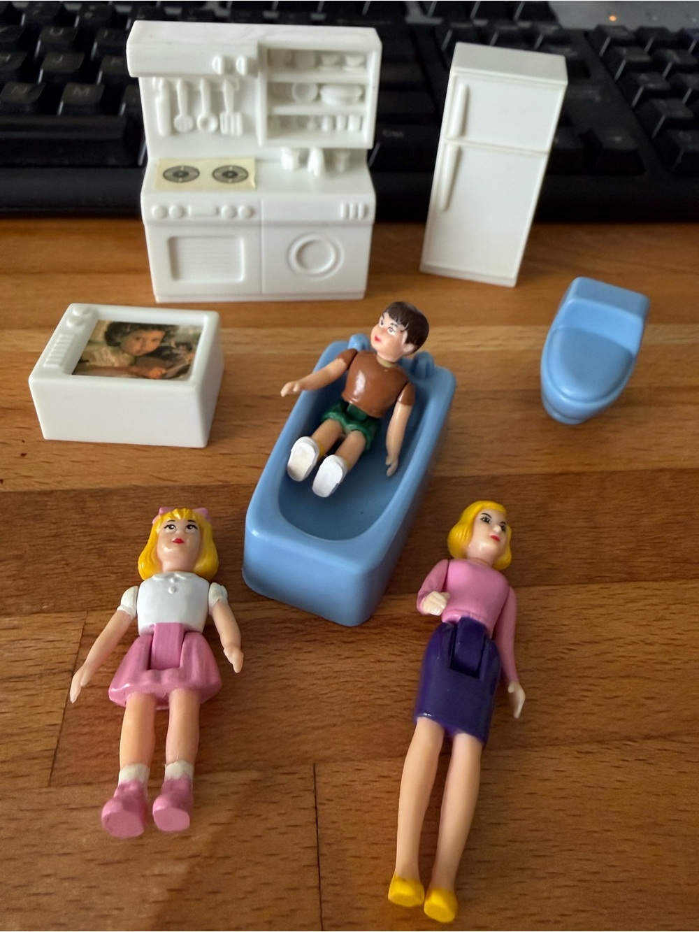Retro 90s dollhouse pieces dolls